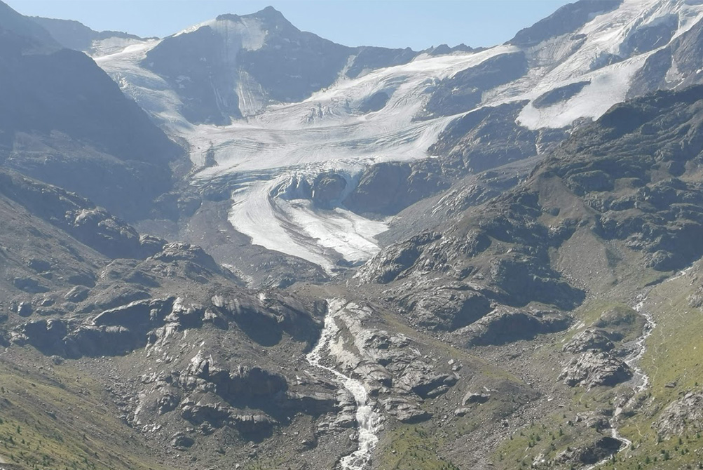 IL GHIACCIO CHE SCORRE VIA: LA FRAGILE EREDITÀ DEI GHIACCIAI IL GHIACCIO CHE SCORRE VIA: LA FRAGILE EREDITÀ DEI GHIACCIAI